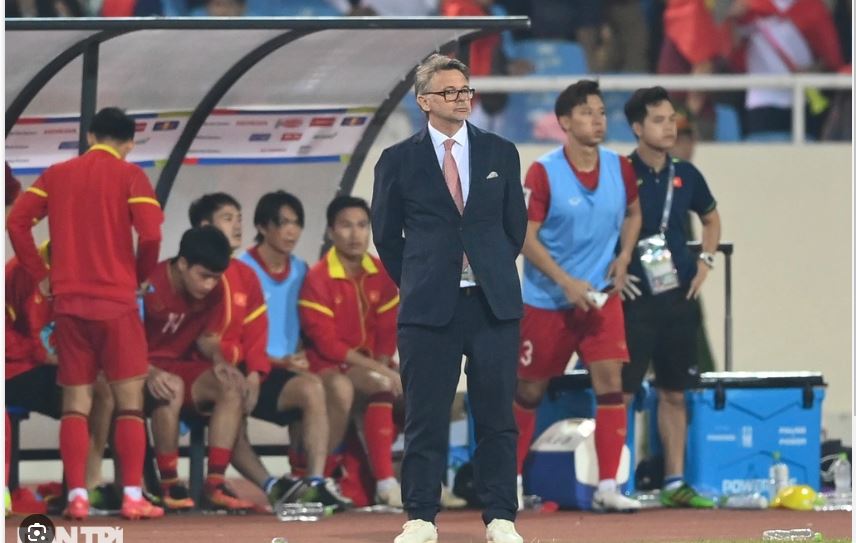 HLV Troussier tin rằng bóng đá Việt Nam cần thay đổi đồng loạt mới mong có vé dự World Cup